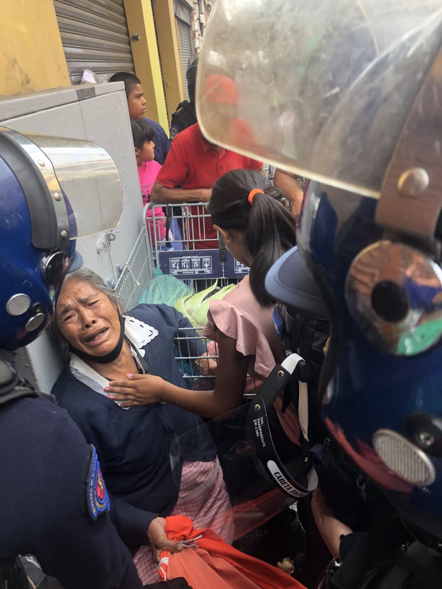 despertadoroax's tweet photo. ¡ÚLTIMO MOMENTO!
Policías de CDMX confiscan yerbas y flores a una señora mayor de edad. 
Lamentable situación que viven los comerciantes que viven día a día por ganarse la vida, la gran pregunta aquí es ¿Por qué no actúan así contra la delincuencia? #anahí #cdmx #cosasdepobres https://t.co/Br23WuDJue