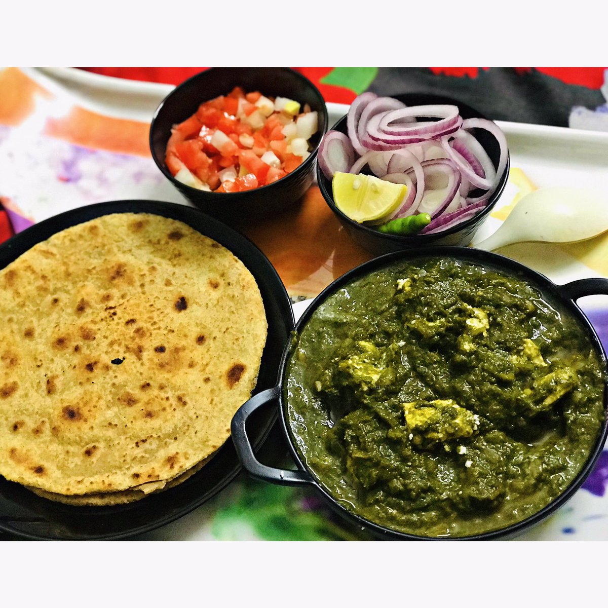 Dinner scenes alert !!
What: Palak Paneer and Lachha Paratha🥬🥘
.
.
DM FOR RECIPE 
#palakpaneer #dinnertime🍽 #dinnertimewithfamily #lachhaparatha #vegetarianrecipes #heydelhii #delhifoodie #recipesbykj  #kiranjindal06 #zingyzest #desikhanaisthebest #indiandinner #delish