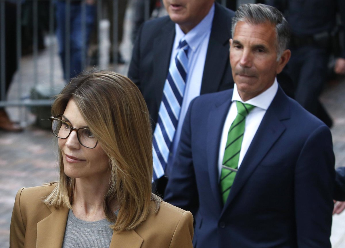 BREAKING: Actress Lori Loughlin was sentenced to two months in prison for her role in the college admissions scandal yhoo.it/31hPWJB