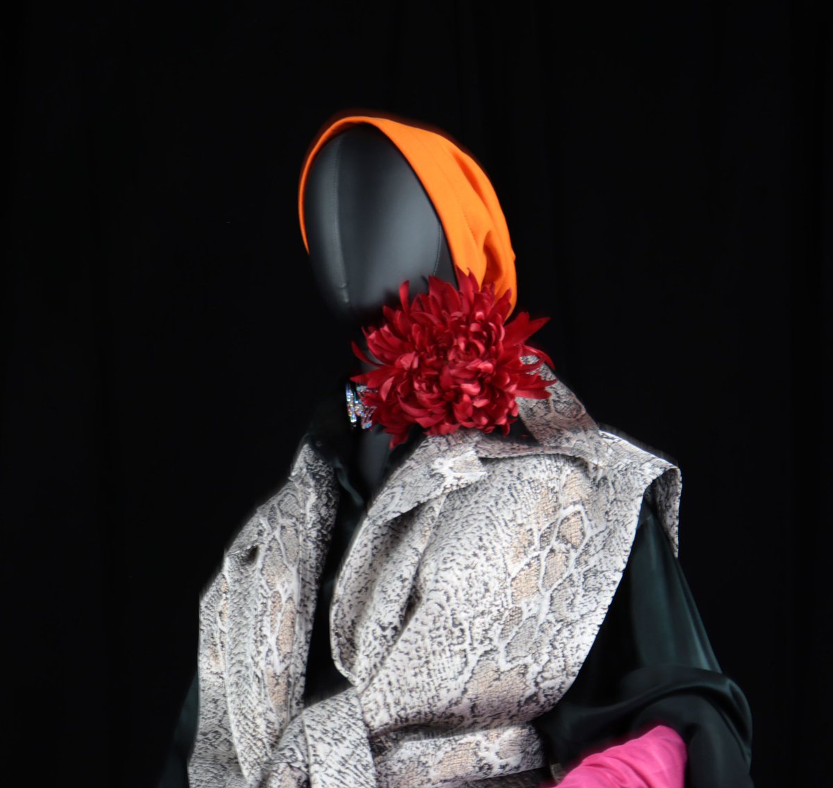 FauseHaten's tweet photo. Coleção Panda 
Look 10
Maxi Colete em jacquard metalizado
Saia em cetim bucol 

#fausehaten #coleçãopanda2020 #moda #fashion #tafeta #renda #lace #moleton #fleece #couture #hautecouture #fashionphotography #fashionphoto #fotografiademoda https://t.co/91FvVduHn8