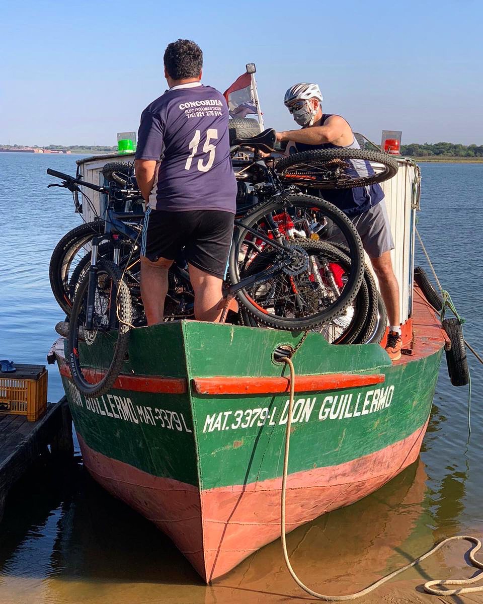 PetaRuger's tweet photo. En bici por la Costanera, nos tomamos el Toko Toko para ir hasta Chacoi y volver a pedal. Hace mucho que no lo hacía y el contraste de región al otro lado del río es enorme. ¡Paseo recomendado! 🚲🚤😎 Fotos de @O2K1977 📸👌🏼 #Bici #TokoToko #Asuncion #Chacoi #DonGuillermo https://t.co/ra0g2A67vM
