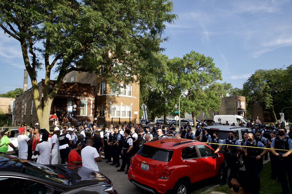 vashon_photo's tweet image. Hours ago, a man was shot by Chicago Police. 

This is the current scene at the site in Englewood.

56th/Aberdeen
