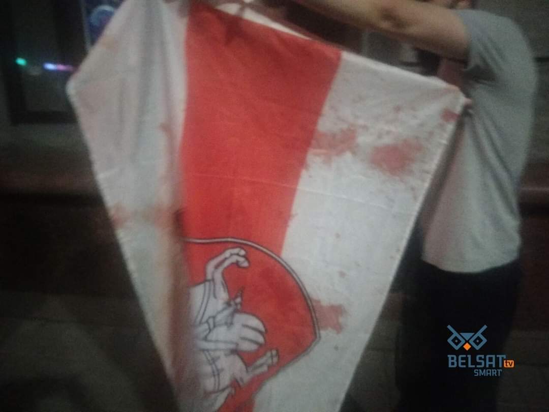  #Belarus: a Belarusian independence flag (symbol of the country's pro-democracy movement) stained with the blood of a protester, wounded by the police in  #Minsk tonight