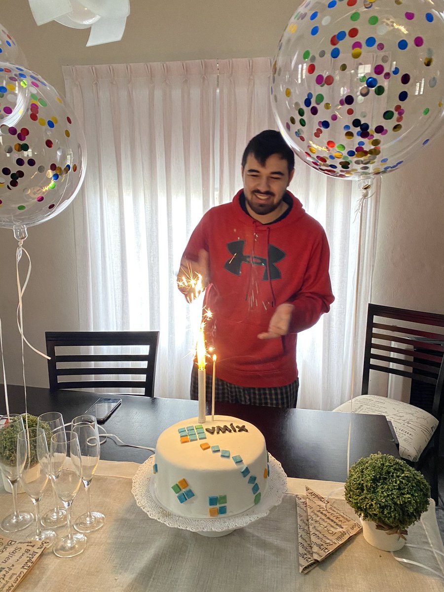 l_monteblack's tweet photo. @vMixHD torta de cumpleaños... comenzando los streaming con VMIX (regálenme una licencia 🙏🏼) https://t.co/4FCIpIoPHt