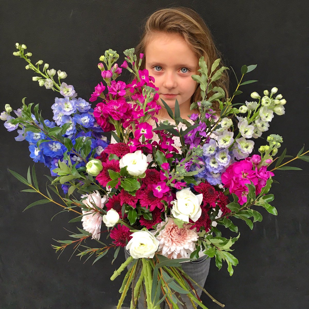 Exuberancia floral para @etheletchelet 💐
Y Sol me ayuda con sus manitos 🙌🏻💓
.
#diseñofloral #arreglosflorales #floraldesign #florist #myflos