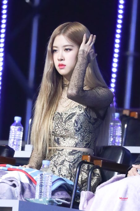 rshourly's tweet photo. breathtaking
#로제 #ROSÉ https://t.co/zg76ZSCJno