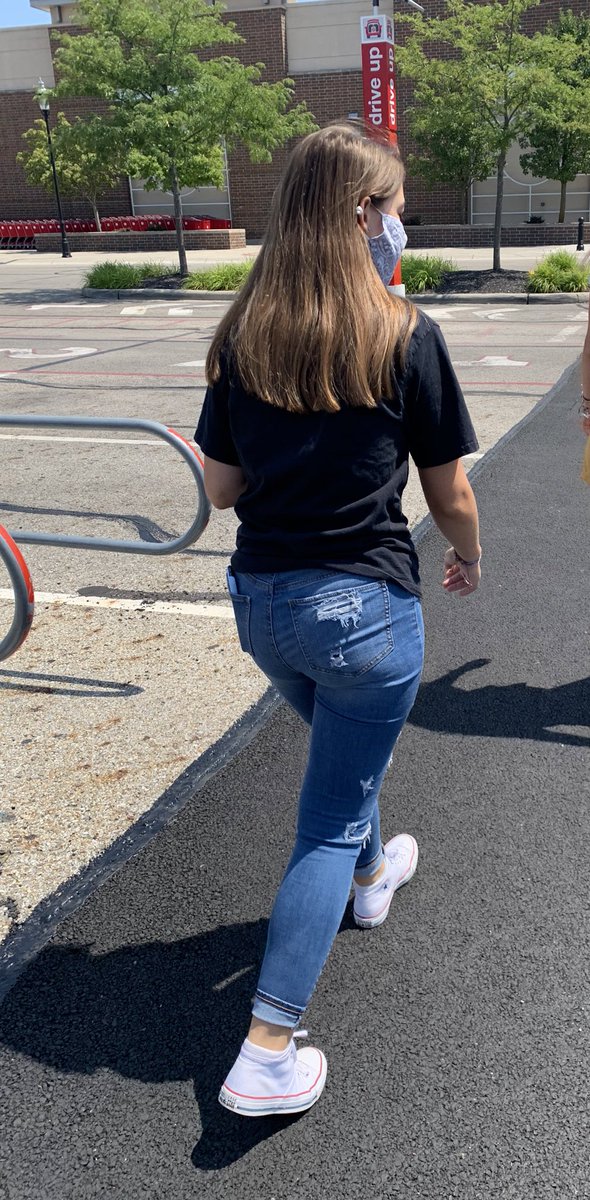 Jseck93's tweet photo. This is what my 15 yo wears when it’s 85° outside, but yesterday going to the rink, she had on shorts &amp; a t-shirt &amp; was mad that I told her to grab a sweatshirt...? #hockeyplayersareweird #cbj #cihc https://t.co/jl4sZoxPRo