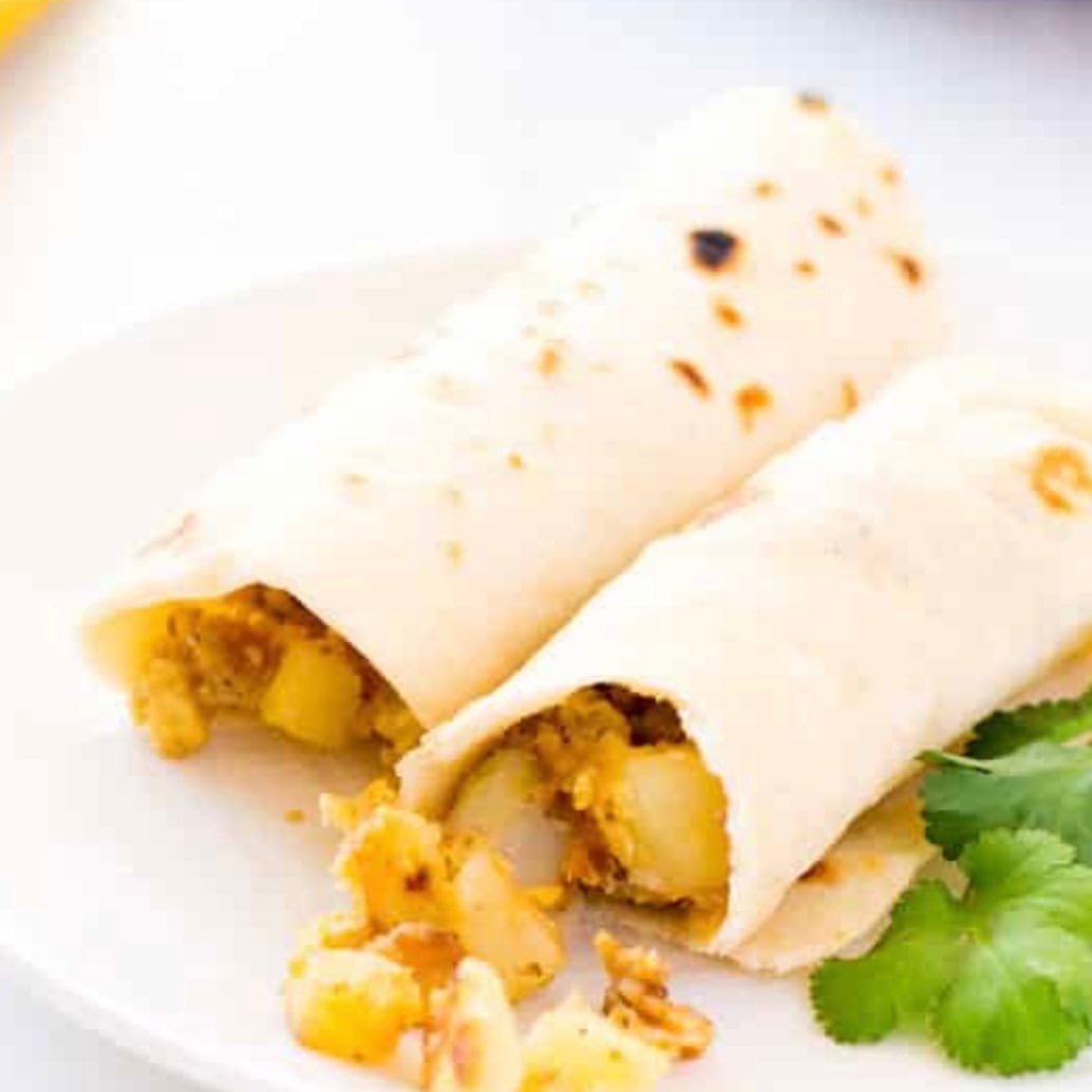 Take a stroll and grab a taco to go. Eat it now or save it for later. You are set for lunch, dinner and breakfast. Don’t forget to add your favorite beer or spirits. 🌮+🥃+🍺+🍹=❤️ #poisongirllovesyou #tacosunday #tacothetown #boozetogo #staysafe