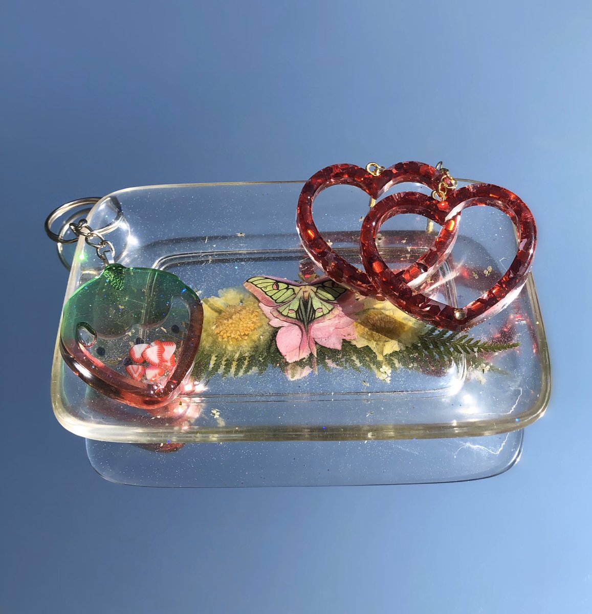 evensweetershop's tweet photo. 🍓500 FOLLOWERS GIVEAWAY!!🍓
thank you guys so much for all the support!! the tray, strawberry shaker keychain and red heart earrings are all included!! :D
RULES: 
✨ follow me
✨ like and rt this post
✨ tag 2 friends!! 
this giveaway ends 8/28, US shipping only 🥺✨❤️ https://t.co/UajV6PYHcy