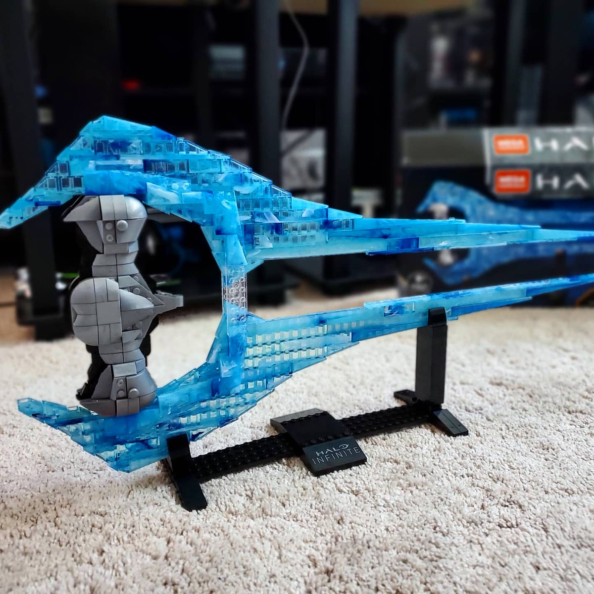 BenedictChoy's tweet photo. Got the new @MegaConstrux energy sword built! Have to say the many single blocks were a bit of a pain, but I think it came out pretty nicely! Also, put it to scale with a few other energy swords from around the house.
#HuntTheMerch #halo #haloinfinite https://t.co/lSHceiPAZF