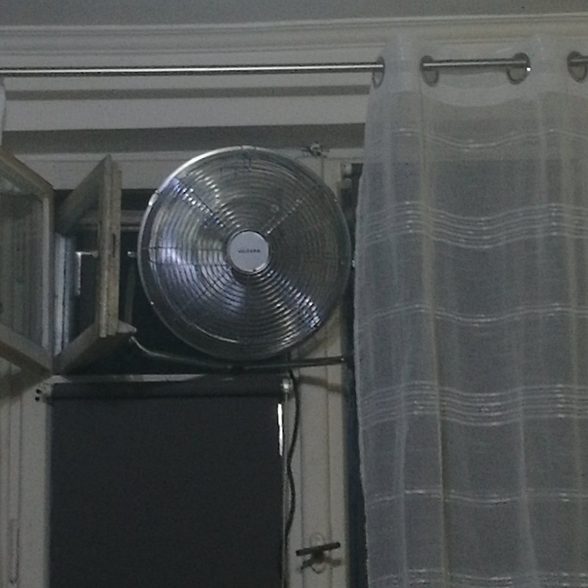 phrogbean's tweet photo. ja: tata mozemy klimatyzacje w domu?
tata: mamy klimatyzacje w domu
klimatyzacja w domu: https://t.co/oUn1xd0Rjq