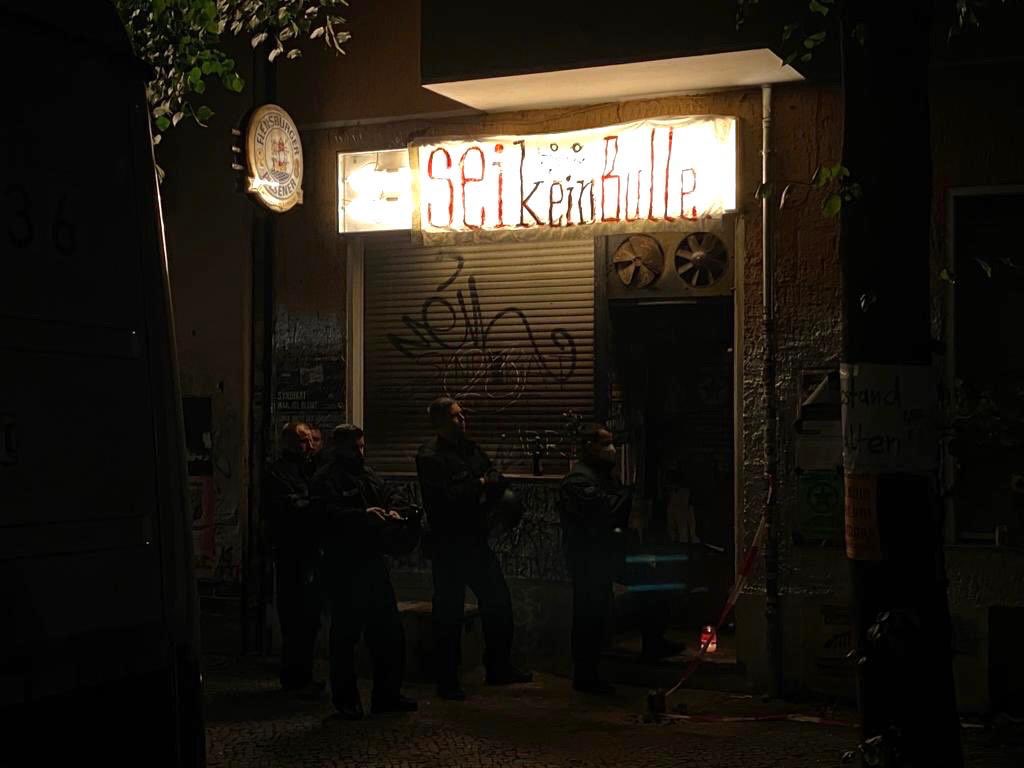 Neues Schild! Ihr seid wunderbar, bleibt stark! ..auch wenn die Polizei gerade schon wieder Platzverweise erteilt. Unfassbar. 😏#Syndikat #SyndikatBleibt