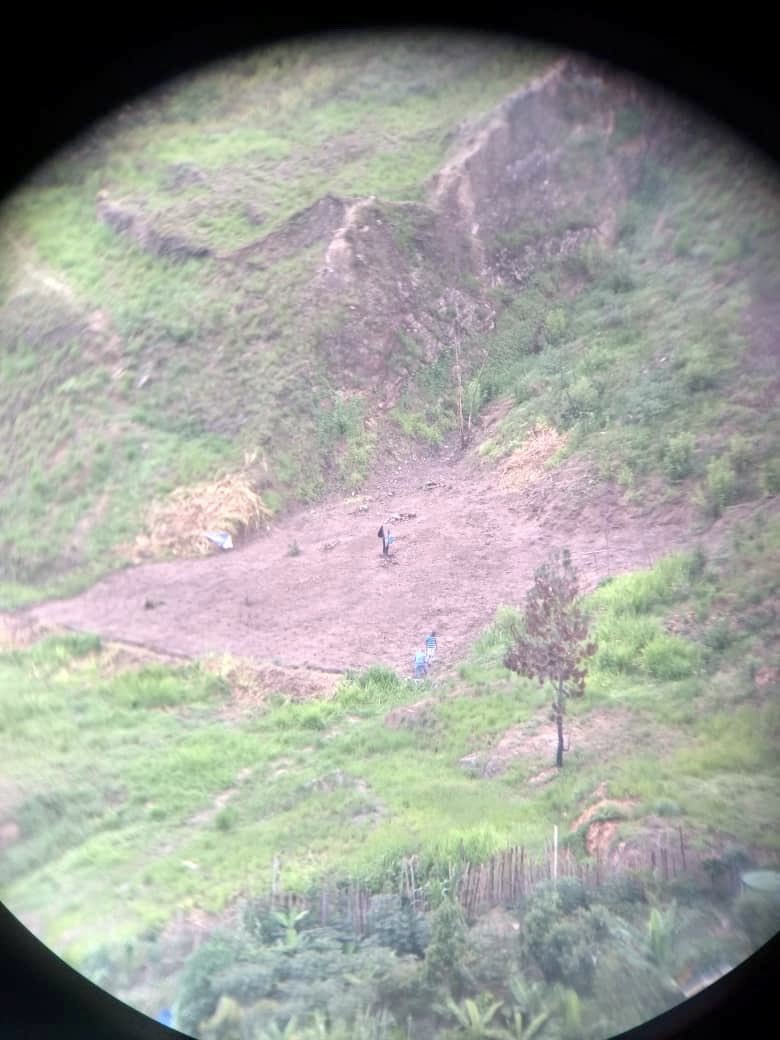 AbogadoAntonioV's tweet photo. #9Agosto     Atenciòn. 
El día de hoy, vecinos de la Urb. Manzanares me han reportado que Ciudadanos desconocidos están cortando vegetaciòn de la montaña donde han intentado construir ilegalmente y lo cual hemos denunciado. Exijo al Alcalde que actúe y aclarare la situaciòn. https://t.co/renc4nE9zQ