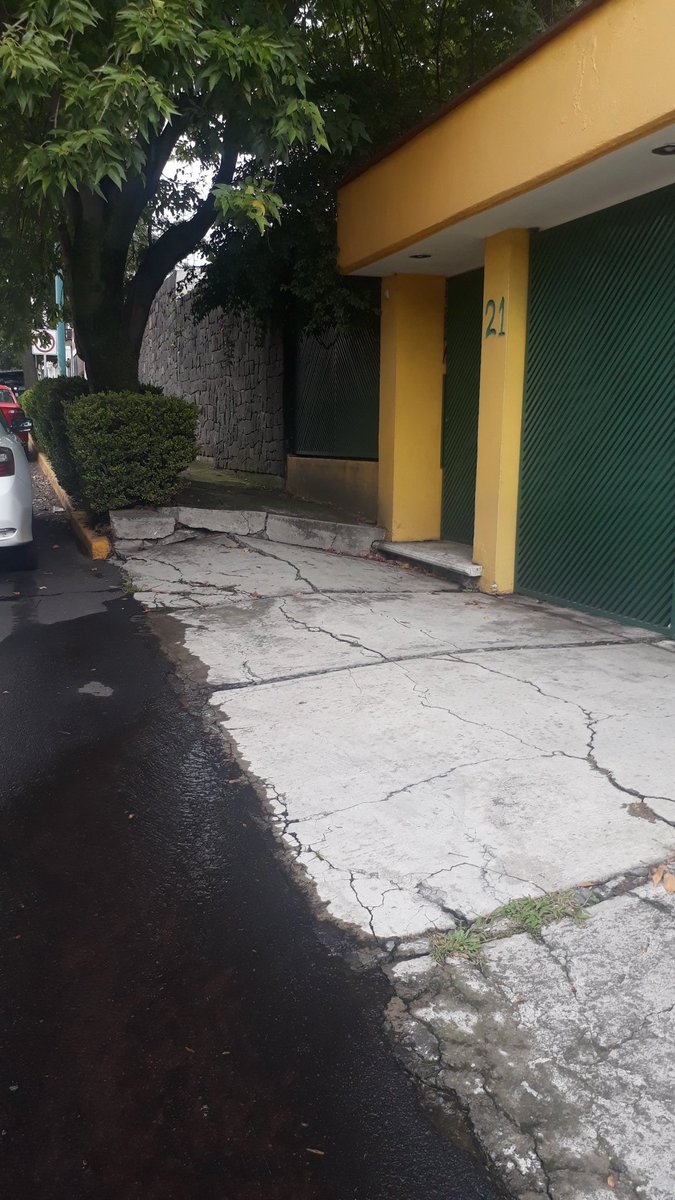 joepenya's tweet photo. @SacmexCDMX URGE, URGE, URGE la compostura de la fuga de buharros 16, lomas de las aguilas, Álvaro Obregón.  Cdmx. Ya son 3 puntos de la fuga. https://t.co/1F6hHOmFji