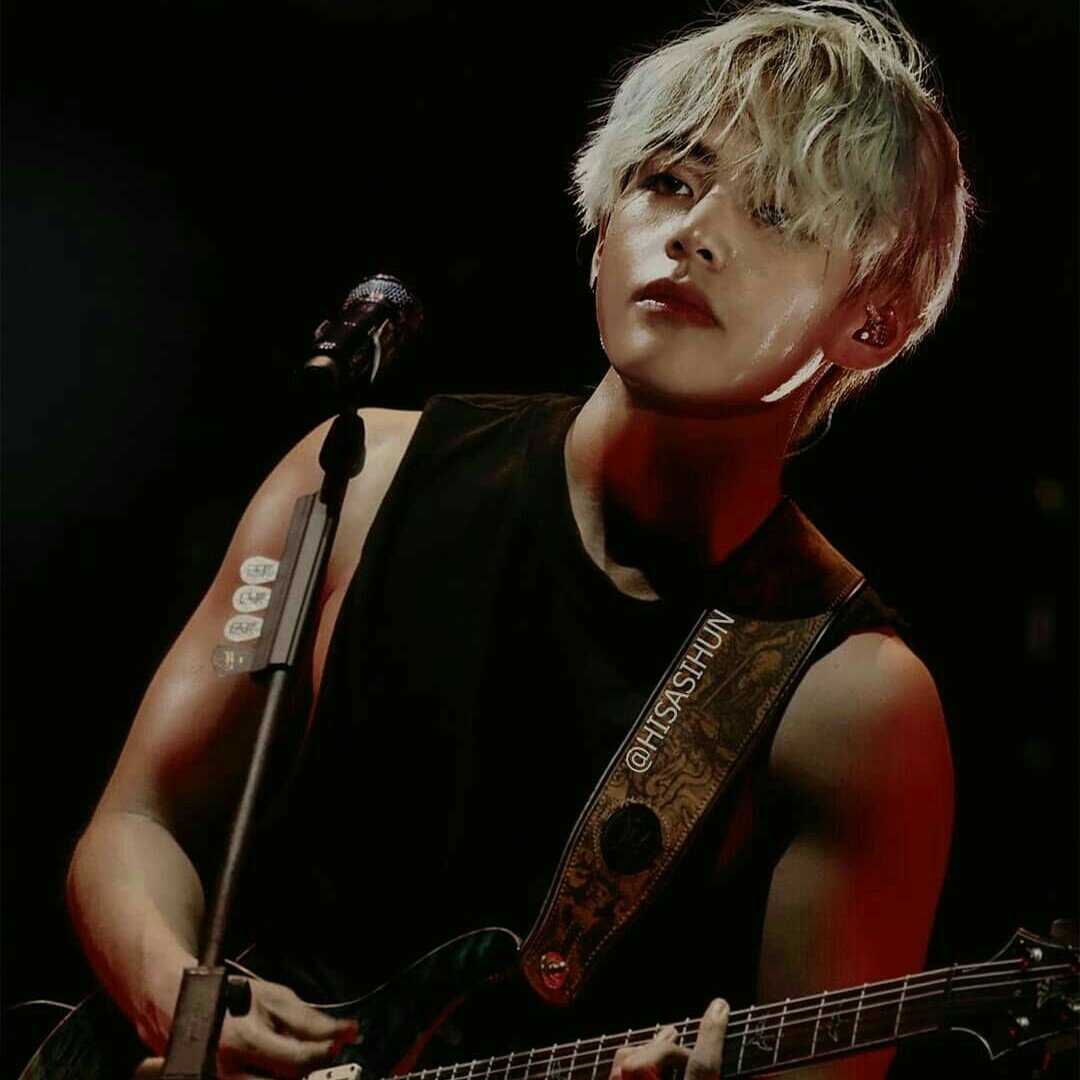 kthffes's tweet photo. Red Juicy | km - vmin au

Amigos de la infancia y casi amantes, su relación banal era perfecta hasta que el lindo guitarrista Vante se entromete bajo la piel de Jimin. 

- Así que el chico del famoso modelo Jk
+ ¿Si y qué?
- Nada, solo tus labios son muy tentativos para probar https://t.co/dgEUK4WEnB