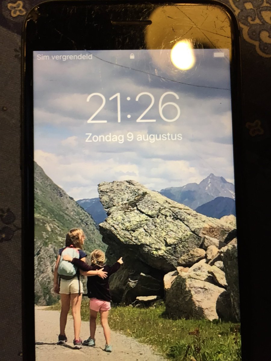 PaulEMetz's tweet photo. Wie verloor deze iPhone ? #dtv https://t.co/eXSA6IkVEt
