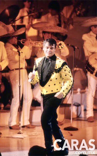 Se hacía necesario un hilo de Juan Gabriel as ediciones de la Colección Compactos de Anagrama.