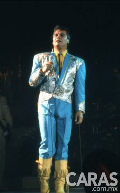 Se hacía necesario un hilo de Juan Gabriel as ediciones de la Colección Compactos de Anagrama.