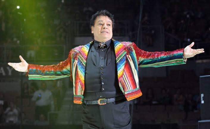Se hacía necesario un hilo de Juan Gabriel as ediciones de la Colección Compactos de Anagrama.