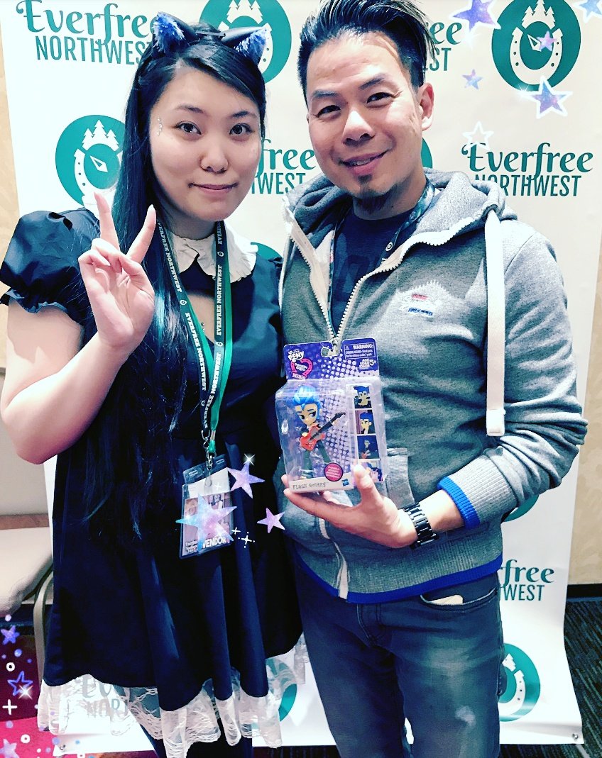 CrescentScript's tweet photo. @EverfreeNW (I'm going through my photos and keep getting distracted by more memories 😭)

I got to gift @VincentTong007 a tiny Flash Sentry 💙
AND! Even though we both live in BC, Canada, I met @ash_leigh_ball at Everfree! I had to get her to sign my flute case 🤩🎶 #HeyOcean https://t.co/v9Se8tfZqN
