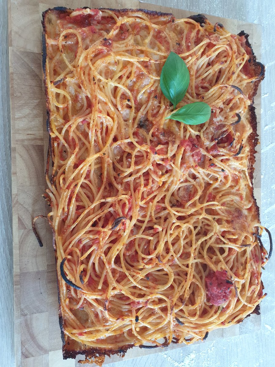 OlumUndDoener's tweet photo. Spaghetti Pizza Made with an Ooni Pro @OoniHQ with extreme cheesy crust https://t.co/5DAYjeBELf