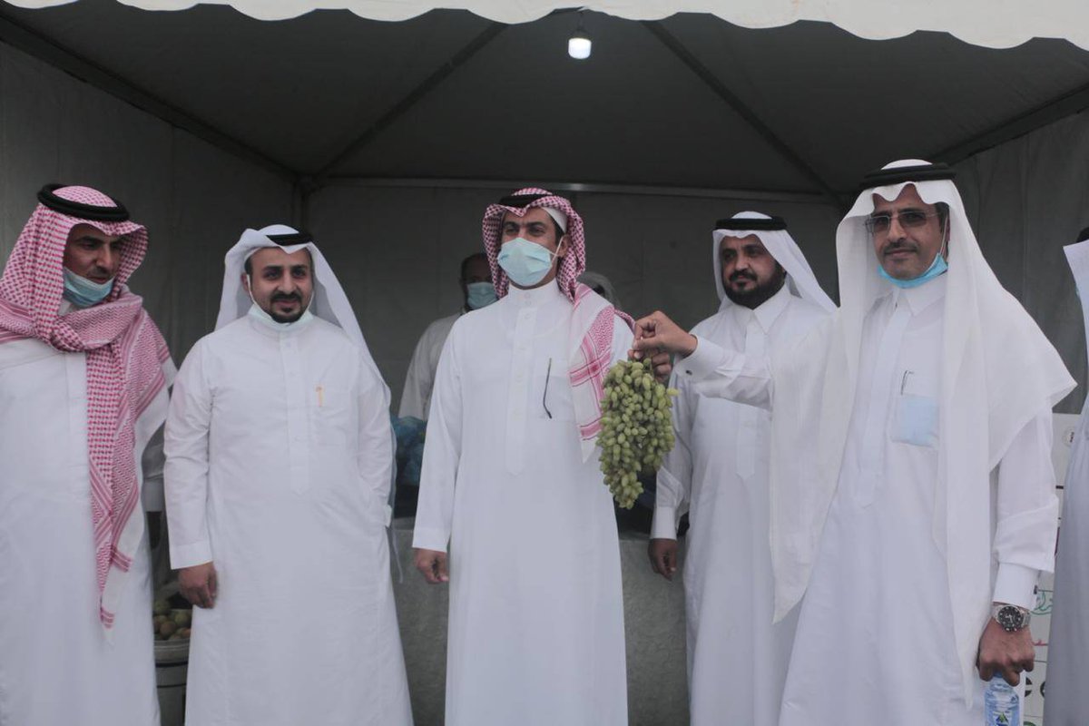 زيارة محافظ محافظة خميس مشيط الاستاذ خالد بن عبدالعزيز بن مشيط ورئيس مركز الحيمة والوفد المرافق لمهرجان الماوين للعنب والفواكه الموسمية.
#بللحمر
