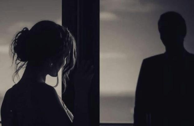 "لا أملك القُدرة على تسريب كلمةٌ واحدة في حضورك ولكن بإمكان عيناي أنْ تُسرب الكثير من الكلمات والجمل"