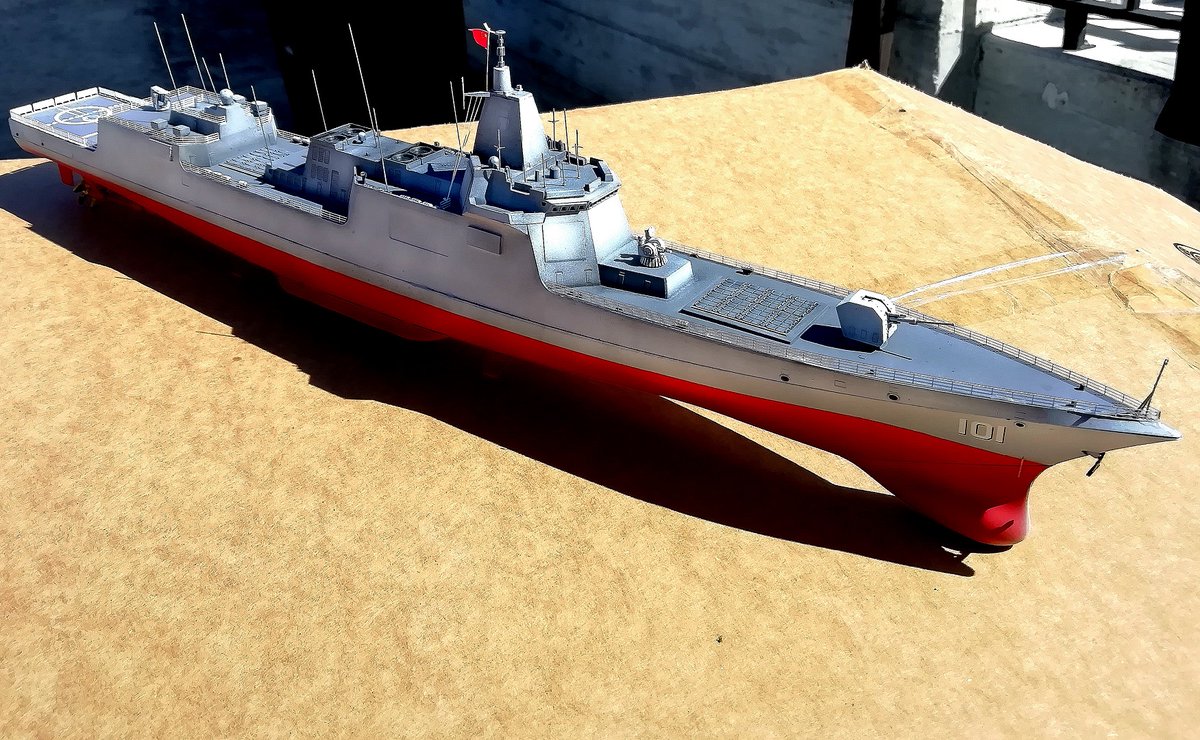 capvssnk2's tweet photo. 威骏的1/350南昌舰。模型套件自带天线，防堕网等蚀刻片，虽然品质上乏善可陈，但总算解决了从无到有的问题。模型套件中没有包含直-20反潜直升机有点遗憾，不过考虑到直-20的海基型直到2018年才试飞成功，远远迟于这个模型的设计时间，也是可以理解的。#南昌舰 #055型导弹驱逐舰 https://t.co/ynUfUr92b1