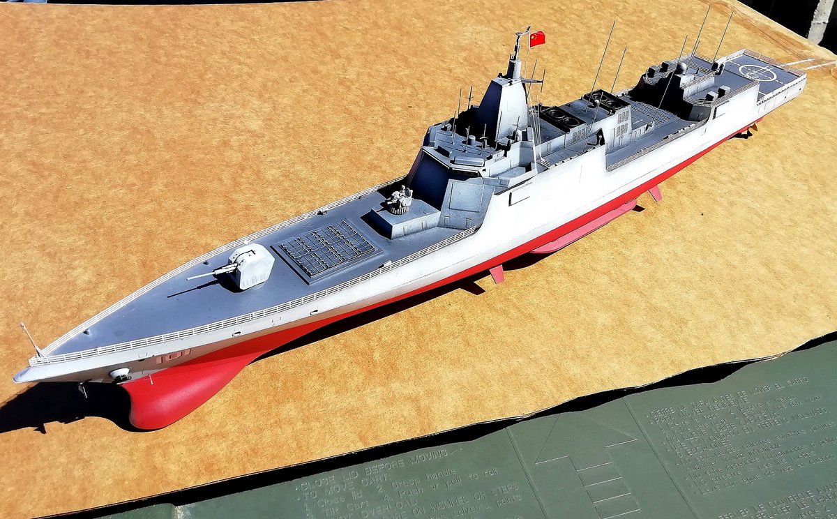 capvssnk2's tweet photo. 威骏的1/350南昌舰。模型套件自带天线，防堕网等蚀刻片，虽然品质上乏善可陈，但总算解决了从无到有的问题。模型套件中没有包含直-20反潜直升机有点遗憾，不过考虑到直-20的海基型直到2018年才试飞成功，远远迟于这个模型的设计时间，也是可以理解的。#南昌舰 #055型导弹驱逐舰 https://t.co/ynUfUr92b1