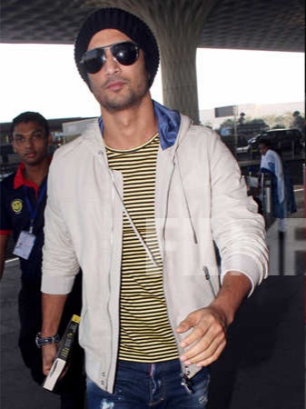 It's not always that easy, but I'll tell you what, it often is . Go for it ~  #SushantSinghRajput  #selfmusing Airport hunk .This thread is for you  @In5iyahA 