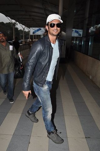 It's not always that easy, but I'll tell you what, it often is . Go for it ~  #SushantSinghRajput  #selfmusing Airport hunk .This thread is for you  @In5iyahA 