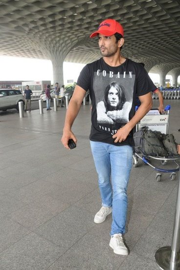 It's not always that easy, but I'll tell you what, it often is . Go for it ~  #SushantSinghRajput  #selfmusing Airport hunk .This thread is for you  @In5iyahA 