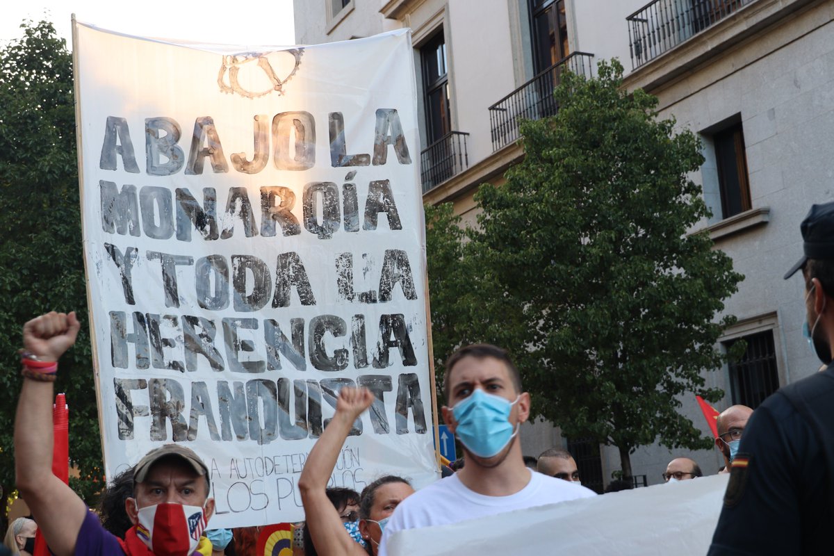 AdelanteSierra's tweet photo. Centenares de personas han protestado hoy en #Madrid en contra de la #monarquía. A pesar de no haber sido finalmente autorizada, la columna ha conseguido llegar a Sol gritando consignas como "¡Sí, sí, sí! ¡Queremos decidir!". #ProtestasMadrid #república 
@Coordinadora25S https://t.co/O5XvpoP5p4