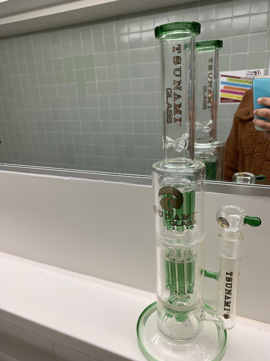  SOPHOMORE YEARI started off the semester well.- I was eating out once or twice every few weeks- I had no urge to buy clothes that I didn't needBut in late October, I crumbled.My bong's perc broke, so I bought a new one. And then, I started buying at least a Q a week.