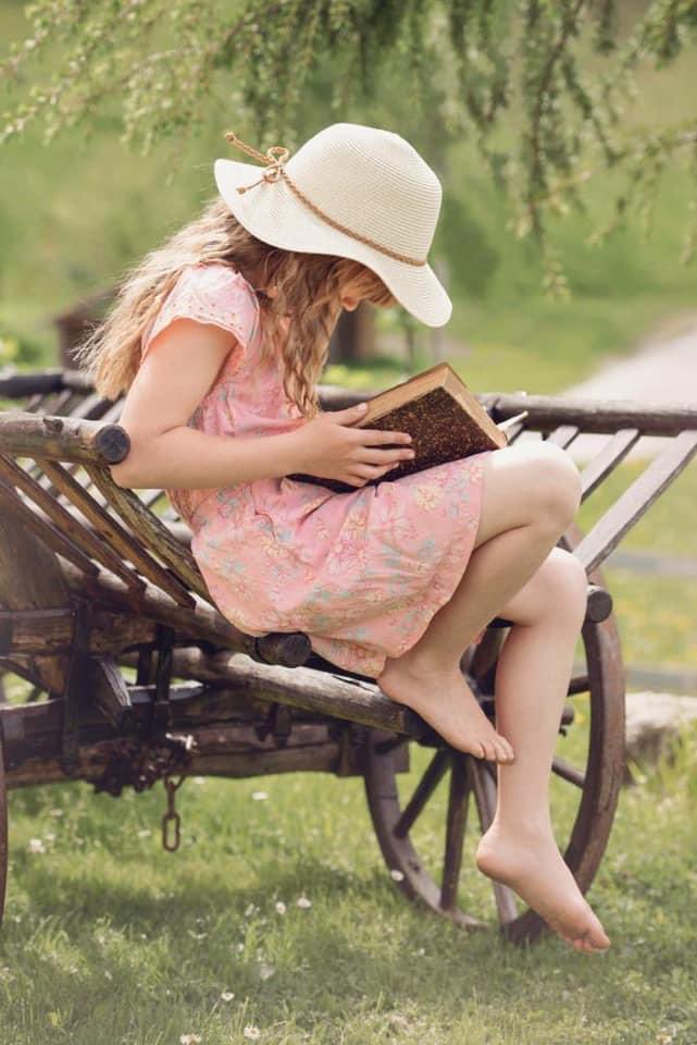 QueenieBooks's tweet photo. Hoy se conmemora el día mundial de los amantes de los libros #BookLoversDay. ¿Ustedes qué libros aman? Acá tenemos a dos pequeños fanáticos de la saga “Harry Potter”que no sueltan sus libros desde que los descubrieron. https://t.co/keAnwAIATb