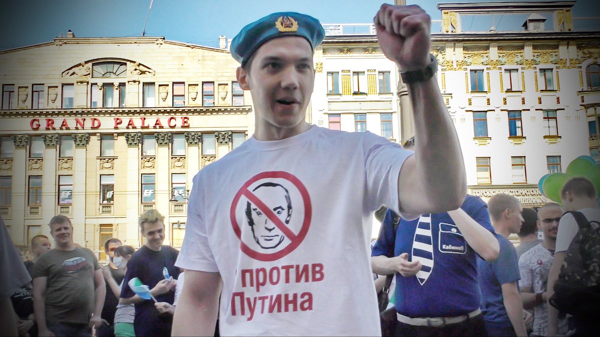 Galetki's tweet photo. В Петербурге 8 августа во второй раз прошла акция солидарности #КормимГолубей, во время которой горожане выразили поддержку жителям Хабаровска

Видео: https://t.co/Z97jZer16K

#Galetki #ЯМыХабаровск #СвободаСобраний #Петербург #Petersburg https://t.co/DRSg3WdXAs