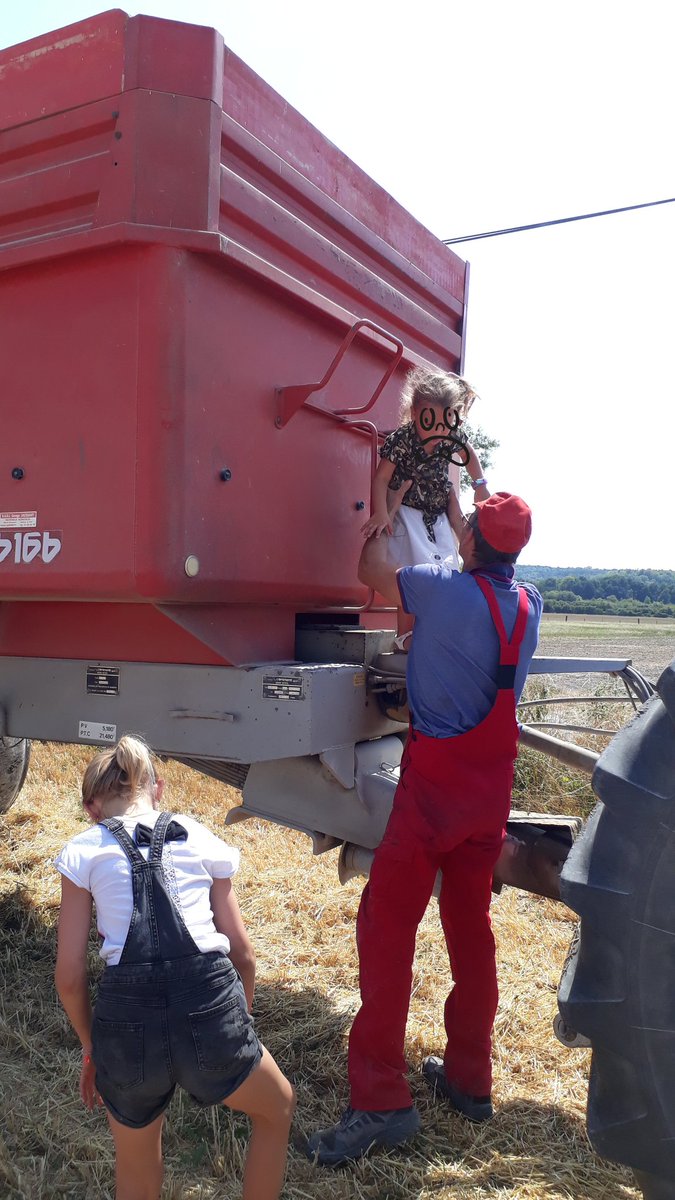 Etnousalors11's tweet photo. #moisson20 #orge decouverte de la moisson pour mes filles https://t.co/HicTj9eUqq