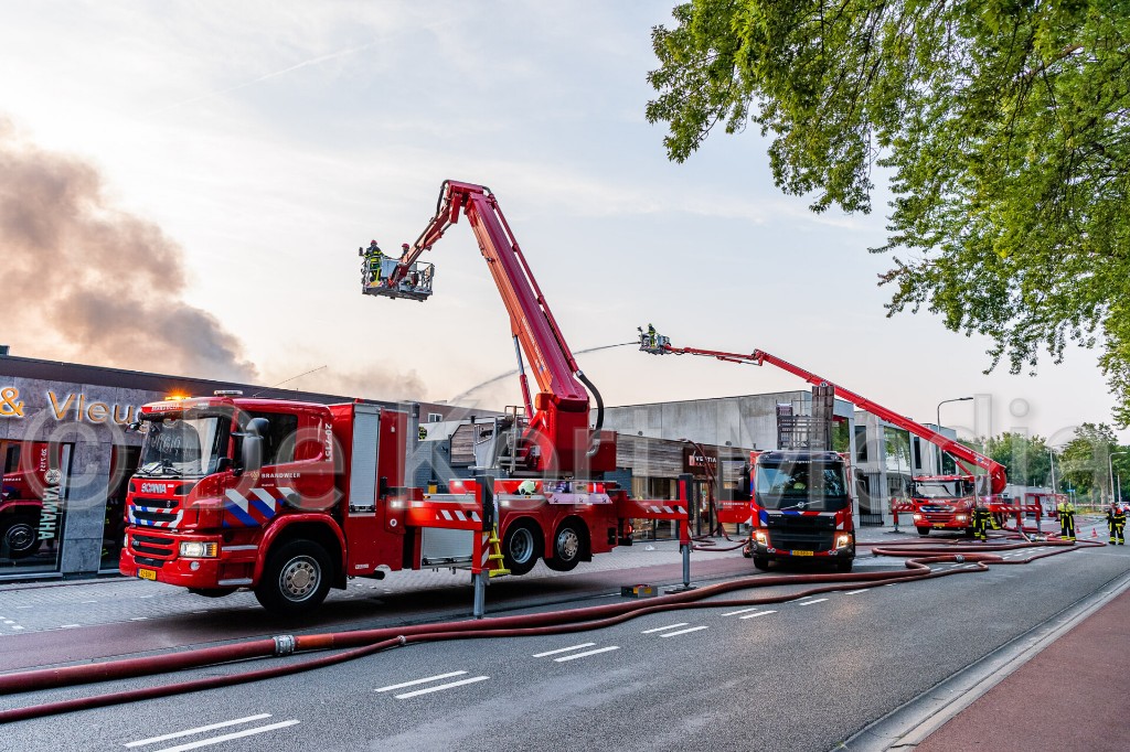 TobyDeKort's tweet photo. Grote brand in bedrijfspand aan Kapitein Rondairestraat in Tilburg https://t.co/buqoIKAolH i.s.m @Persburo_BMS https://t.co/9KCO9nlQyS