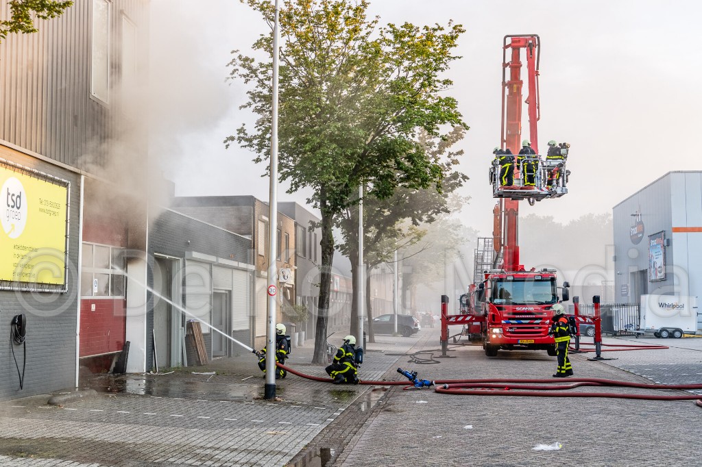 TobyDeKort's tweet photo. Grote brand in bedrijfspand aan Kapitein Rondairestraat in Tilburg https://t.co/buqoIKAolH i.s.m @Persburo_BMS https://t.co/9KCO9nlQyS