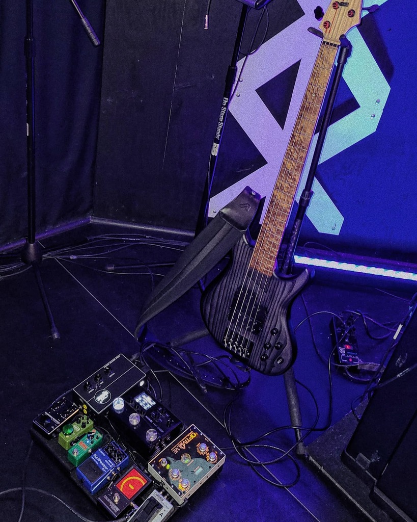 RLWSweetwater's tweet photo. #todaysoffice #worshipbassist #hxstompclub #newstrings #angrypiano #nualloy #strobotuner #sy1 #bmc #mxrthump #harmonicbooster #nobledi #noblepreamp #optivalve #jhssummingamp #mypedaltrain #ojai #ebscables #mtdsaratoga #mtd4lyfe #michaeltobiasdesign #nordstrandpickups #kickas… https://t.co/qPdstCVCzS