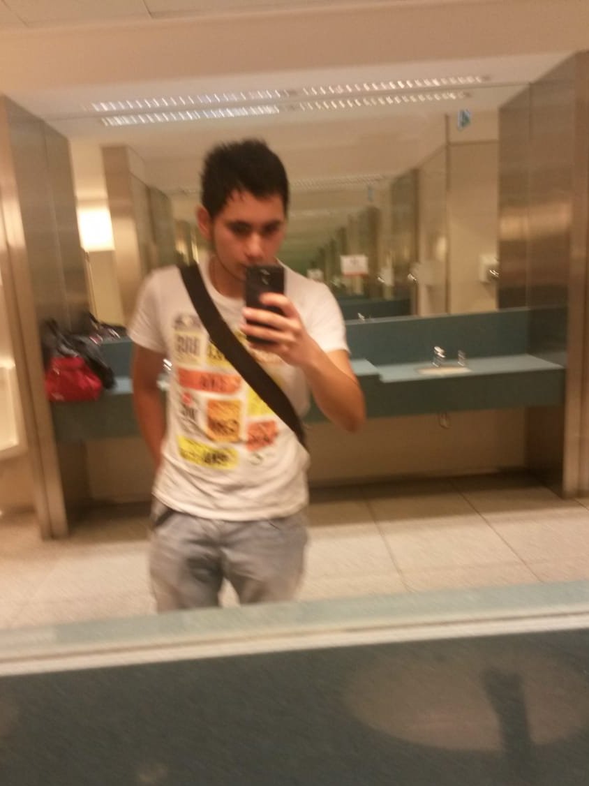 avilacentonzio's tweet photo. En fin, cosas que aparecen a la mente out of nowhere.
 
De aquella vez tan solo unos días después estaba tomando mi primer avión ^^

ENERO/2015, uno de los días más importantes en mi vida <3 (y esta foto desde uno de los baños del aeropuerto, y mi bolso de viaje ahí atrás). https://t.co/kcOo3IT1lV