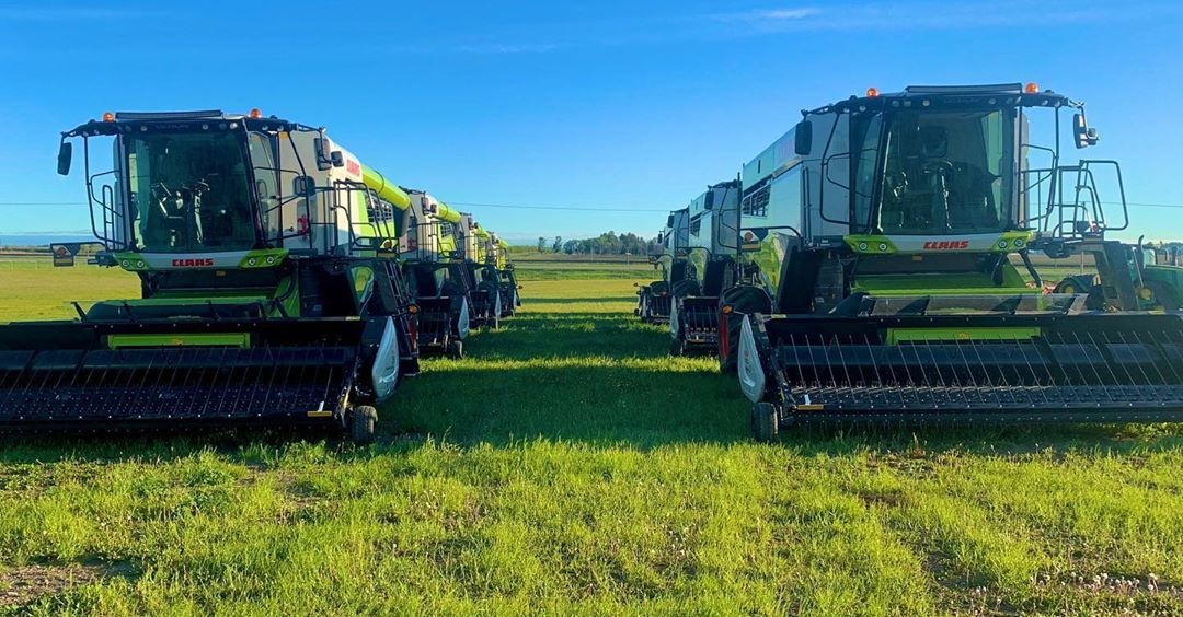 CLAAS_America's tweet photo. .@CAWHC's fleet of #LEXION combine harvesters are resting up before a long week in the field. One machine can make your operation's work brighter; we can't imagine what six can do!
#BeBrighter #LikeACLAAS https://t.co/lj6JBzAKhG