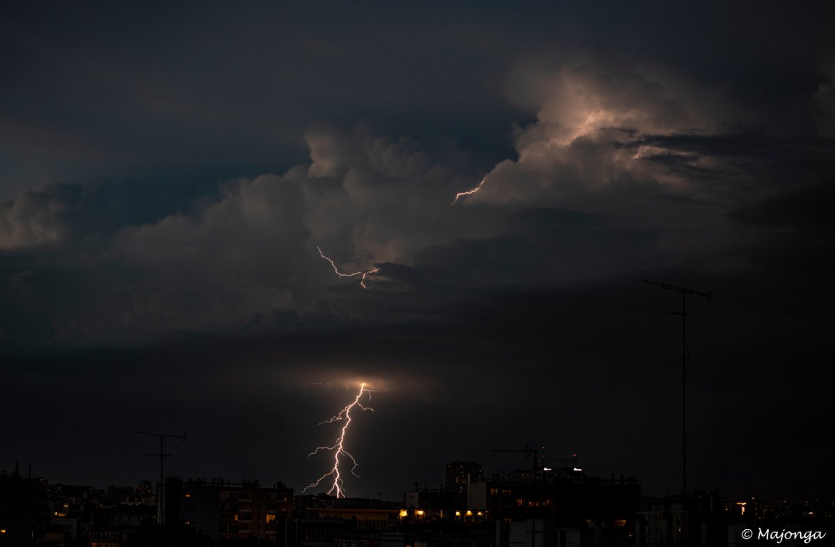 Paris, tonight ⛈️⛈️⛈️

<a href="/lachainemeteo/">La Chaîne Météo</a> <a href="/MeteoExpress/">Météo Express</a> <a href="/weatherchannel/">The Weather Channel</a> <a href="/bbcweather/">BBC Weather</a> <a href="/KeraunosObs/">Keraunos</a> 

#Thunderstorms #Thunder