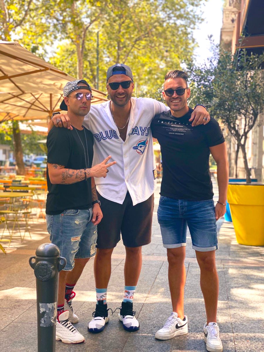 Classico pranzettino domenicale in riva al mar.... ah no... 😂
Facile essere in città la settimana della moda. 
Esserci l’8 di agosto dimostra chi ha veramente cuore. 😌😉
<a href="/Mike_Gaucho_10/">Michael Pezzoni</a>