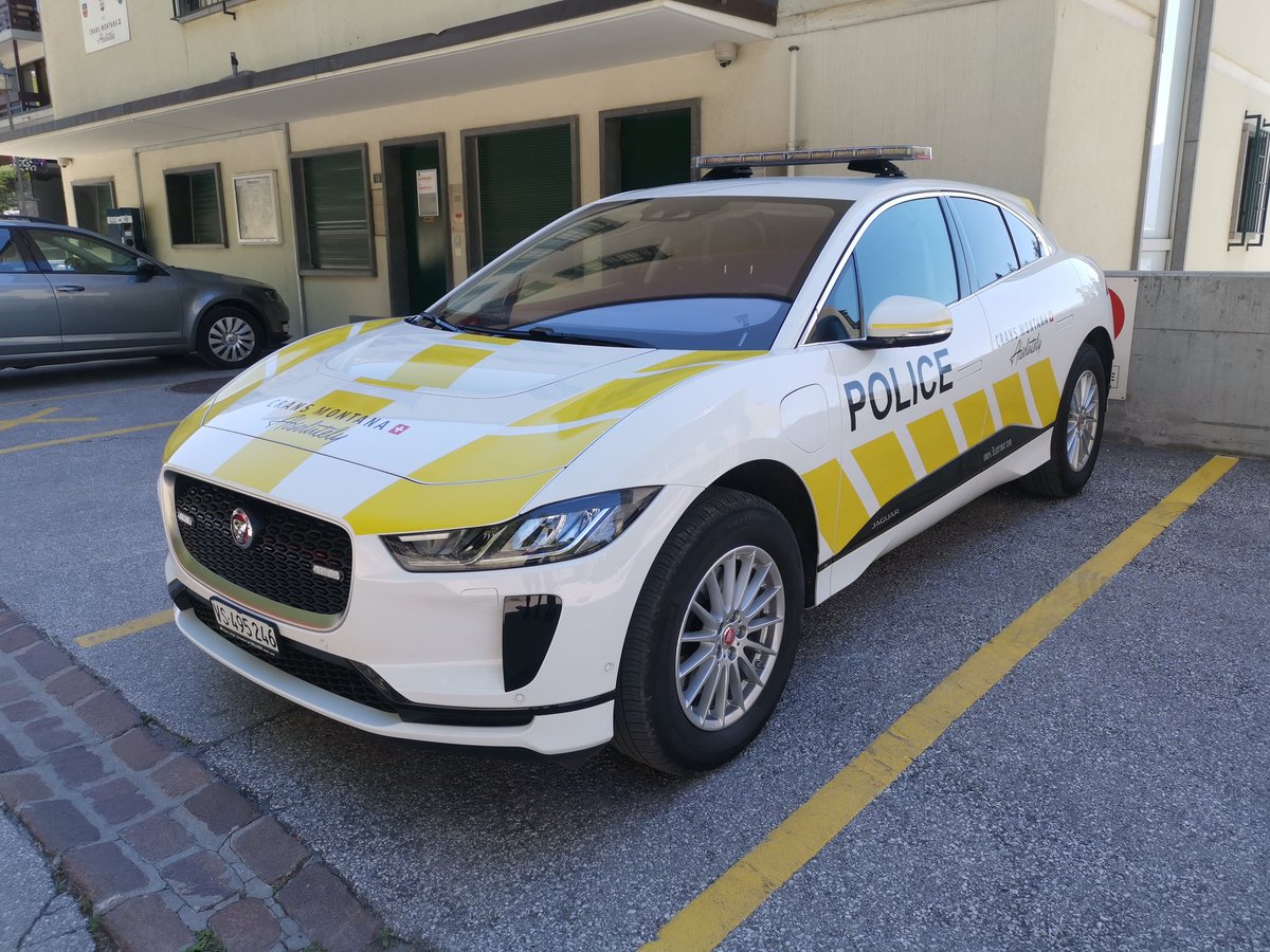 marcohedge's tweet photo. Only in #Switerland I guess (maybe in Monaco also) : in a lavish mountain resort, police patrol in the new Jaguar electric SUV (price ca. 70k USD). Ridiculous 😱 https://t.co/ckAtTjsd1n