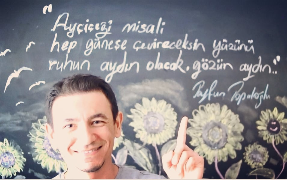 demiandreamer's tweet photo. Ayçiçeği misali, hep güneşe çevireceksin yüzünü.. ruhun aydın olacak, gözün aydın.. https://t.co/Gs62qODDDD https://t.co/vVa8Ts0DXA