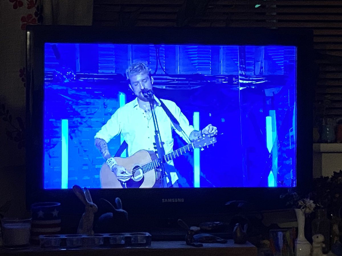 scruffybum's tweet photo. @Xtra_Mile @frankturner Watching from our very hot front room- loving it!! https://t.co/wYMrQCCvm4
