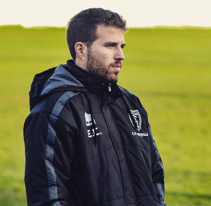 Trujillo_CF's tweet photo. ESTIMADOS TRUJILLANOS Y VECINOS, EL DEPORTE EN NUESTRA ESCUELA CANTERA CONTINUA. ESTA TEMPORADA TENEMOS NUEVA DIRECCIÓN, JORGE ALVARADO Y KIKE CANCHO, DOS GRANDES PERSONAS Y GRANDES PROFESIONALES, MUY PREPARADOS Y COMPROMETIDOS. PRÓXIMAMENTE SE ABRIRÁN LOS PLAZOS DE INSCRIPCIÓN. https://t.co/cmDytXWC54