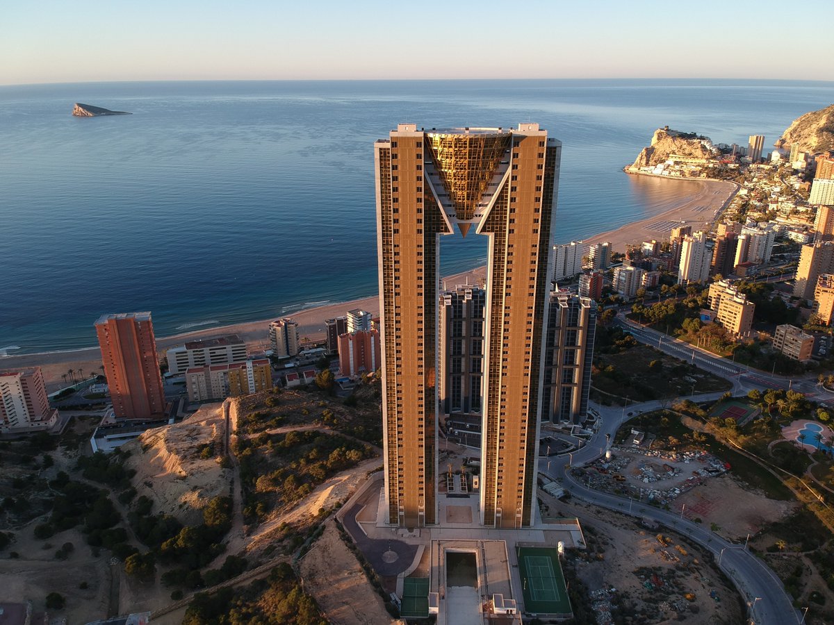 Beninter's tweet image. 🏙 El rascacielos #Intempo se convirtió, desde el primer día, en todo un símbolo más del skyline de #Benidorm. ¿Puede ser más bonita esta imagen? 🧡💙

🏙 The Intempo skyscraper became, from day one, a symbol of Benidorm. Could this photo be any prettier? 🧡💙