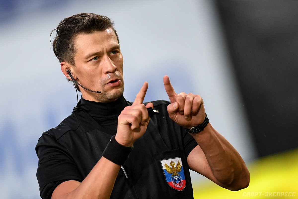 Василий Казарцев - "убийца"! Его помощник за монитором Алексей Еськов - "убийца"! Эти два футбольных арбитра должны встать на колени и умолять Федуна, #Спартак и болельщиков о пощаде.

А РФС обязан завершить их карьеру уже в понедельник. И жёстко проверить всех других рефери